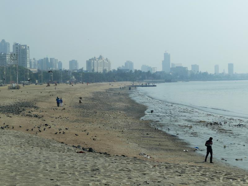 Plaża Girgaum Chowpatty i promenada Marine Drive wzdłuż wybrzeża Morza Arabskiego w mumbajskim smogu