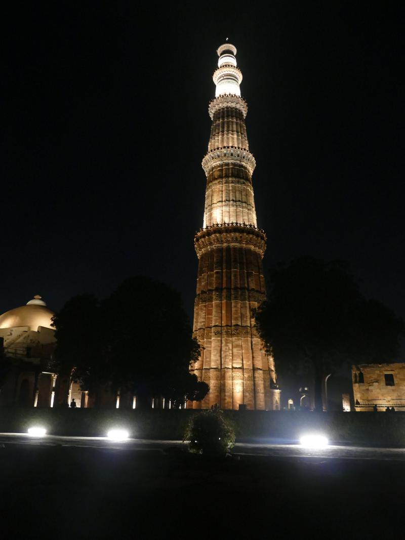 Stare Delhi nocą. Meczet  Kuwwat-al-Islam i minaret  Kutb Minar