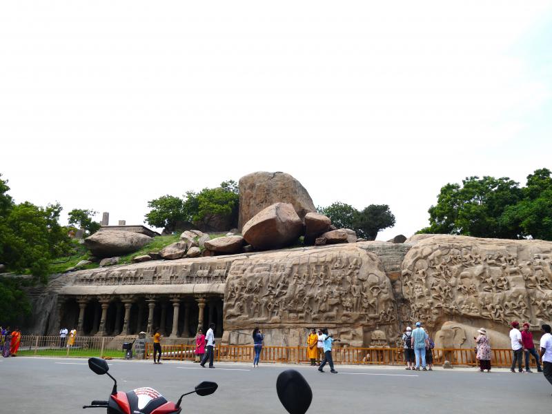Miasto Mahabalipuram.  Megalityczna płaskorzeżba skalna  Arjuna`s  Penance –  Pokuta Arjuny  i mit o Gangesie / z VII w./
