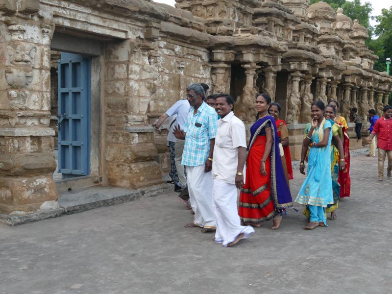Przed wejściem do świątyni.  Kanchipuram,  świątynia  Kailasanathar 