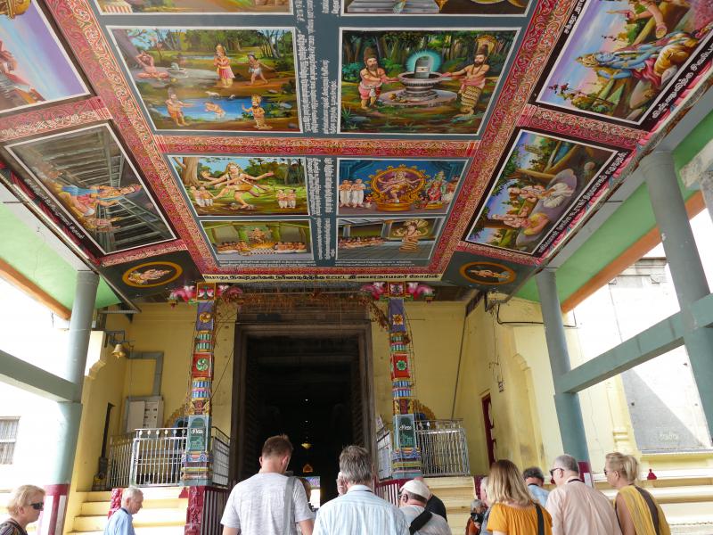 Poświęcone Śiwie polichromie w przedsionku świątyni