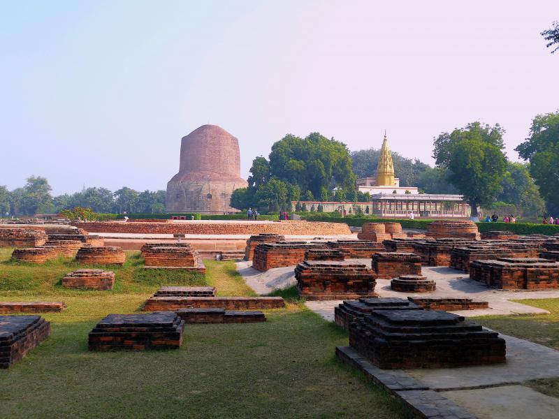 Sarnath. Park Jeleni. Stupa Dhamekh – Mądrości  z III w. p.n.e. wzniesiona przez cesarza  	    	Aśokę w miejscu pierwszego kazania  Buddy, po osiągnięciu oświecenia